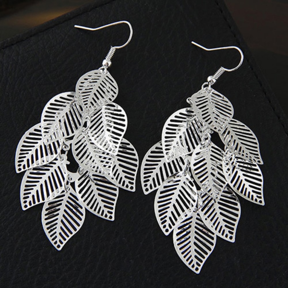 Beautiful Hallow Leaf Dangle Earring